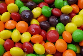 Врачи призывают запретить конфеты Skittles