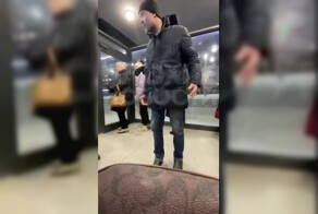 Пьяный мужчина напал на девушек в теплой остановке за то, что они дымили электронкой