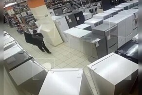 В Питере мужчина спокойно украл телевизор за 72 тысячи рублей