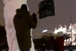 В Екатеринбурге росгвардейцы заставили студентов сломать четырехметровый снежный фаллос