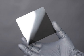 Cerabyte показала работу "неубиваемой" системы хранения данных на стекле с керамическим напылением