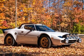 Точную копию легендарного раллийного Lancia Stratos продают на аукционе