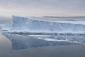 Самый большой в мире айсберг вынесло в чистую воду Южного океана