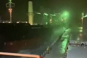 Момент столкновения судов в акватории Керченского пролива во время шторма