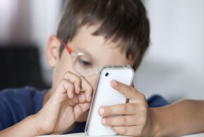 «Главенствующая роль принадлежит учителю»: в Госдуме решили запретить школьникам пользоваться телефонами даже на переменах