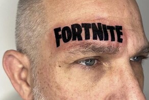 Мужчина получил надпись на лбу, проиграв пари сыну-татуировщику