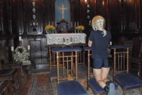 Блогерша Анастасия Ивлеева взбесила подписчиков, обнажившись у креста