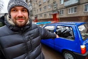 Супердеду, остановившему вора в Подмосковье, бесплатно отремонтировали его старую "Оку"