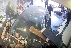 В Китае автомобиль врезался в ресторан