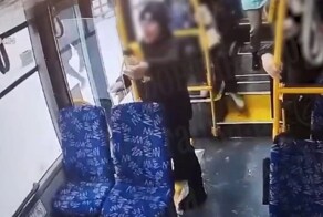 Пунктуальный водитель не дал сесть в автобус мальчику и увез его отца