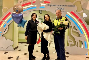 В Екатеринбурге полицейские помогли мужику отвезти его беременную жену в роддом
