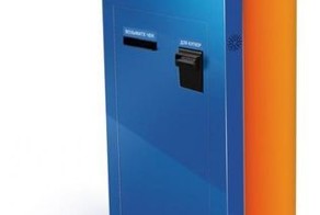 Внутренности платежного терминала (2 фото)