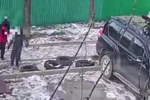 Во Владивостоке мальчик пнул мусор в машину. Наказание последовало мгновенно