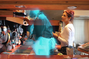 Испанская художница решила выйти замуж за голограмму