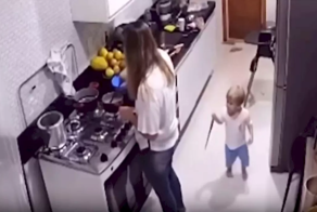 Ребёнок стащил нож и преследовал домработницу на кухне