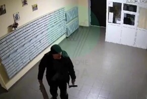 В Уфе мужчина вооружился шваброй и взял заложников в подъезде дома