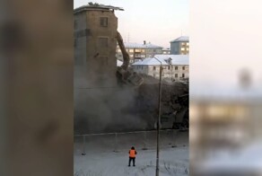 В Воркуте экскаватор перевернулся во время сноса дома