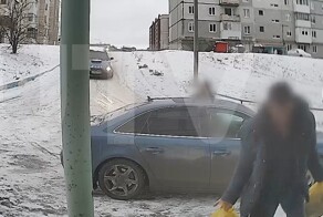 Скатился с горки и придавил женщину
