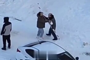 Держите меня семеро: в Свердловской области мужчина накинулся на таксиста со шлагбаумом и ножом