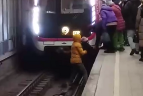 Пассажир помог женщине, упавшей на рельсы в московском метро
