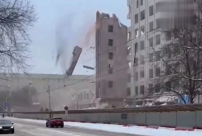 В Москве при сносе здания огромная стена рухнула на проезжую часть