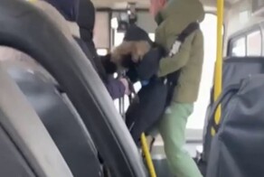 Мужчина полез в драку с водителем автобуса, держа ребёнка на руках