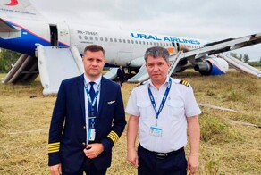 Пилотам, посадившим в поле самолёт с пассажирами, предложили написать заявление «по собственному желанию»