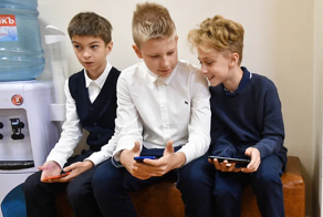 Госдума запретила школьникам пользоваться телефонами на уроках