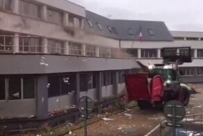 Фермеры закидали навозом администрацию города