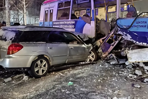 Пролетел на красный и чуть не перевернул троллейбус