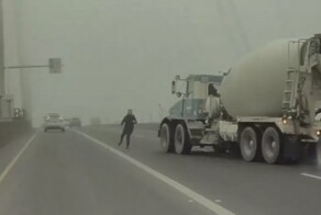 Пешеход чуть не попал под колёса бетономешалки