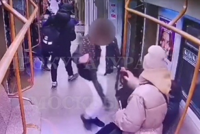 В московском метро девушка избила пожилую женщина из-за громкой музыки