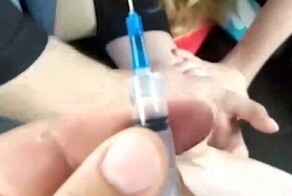 Полицейские задержали подозреваемого, оставившего шприц в машине каршеринга