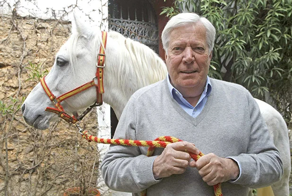 Одинокий миллиардер решил усыновить своего садовника, чтобы завещать ему состояние