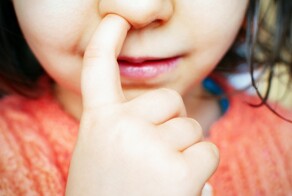 Учёные предупреждают: ковыряние в носу может привести к слабоумию