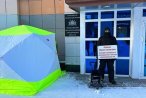 Чиновники не предоставили 3-летнему малышу дорогостоящего лекарства и его отец устроил пикет возле здания Минздрава в -32 градуса