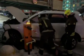 Москвич на Volkswagen Touareg выпал с четвёртого этажа парковки в Митино