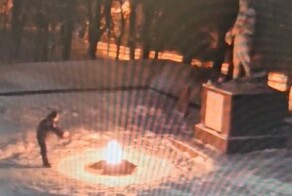 Детей мигрантов, потушивших вечный огонь в Петербурге, депортируют вместе с родителями