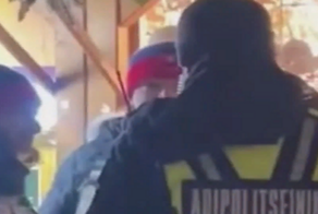 "За шмот ответишь?": в Эстонии полицейские оконфузились, задержав туристов в подозрительных шапках