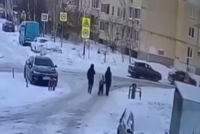 Сбил подростка и ребёнка на придворовой территории