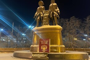 К памятнику основателям Екатеринбурга неизвестные примотали огромную Конституцию