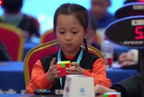 6-летняя девочка побила рекорд по сборке кубика Рубика