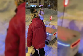 Молодое поколение не оставило в беде застрявшего в сугробе робота-доставщика