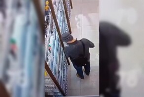 Самые чистоплотные жулики из Питера обнесли два магазина на 70k рублей, своровав дезодоранты и бритвы