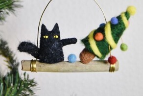 Милота дня: девушка мастерит ёлочные игрушки с котиками
