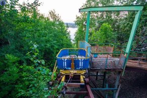 Странный заброшенный фуникулёр, заросший на склоне у берега Волги