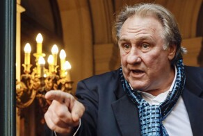 «Он просовывал толстые лапы мне под юбку»: во Франции покончила с собой актриса, обвинявшая Жерара Депардье в сексуальном насилии