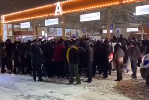 На рынке "Садовод" мигранты попытались отбить у полицейских нарушителя