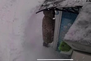В Троицке упавшая с крыши дома наледь и снег чуть не покалечили женщину