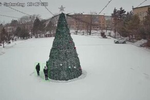 Школьники в Приморье "разграбили" новогодние украшения с главной елки села